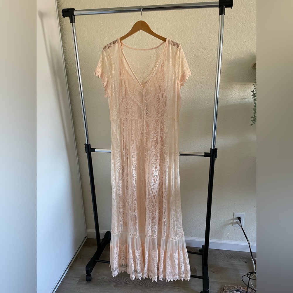 NEW- Peach 🍑 LACE Maxi button detail stretchy